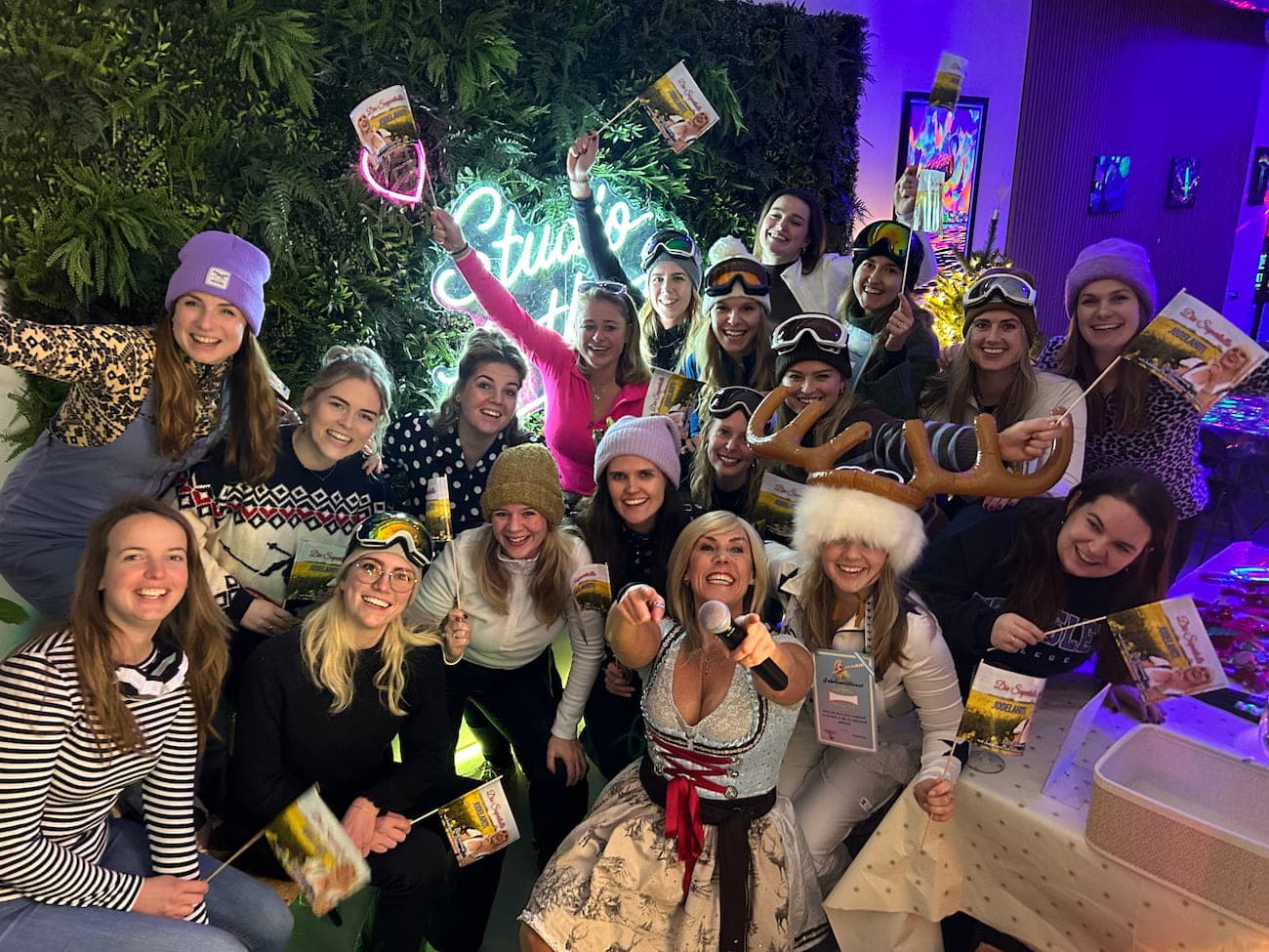 Blije groep in de studio
