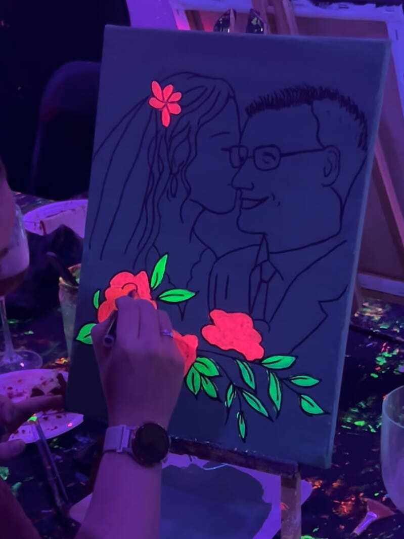 Tafel gedekt met glow paint materialen, drankjes en accessoires