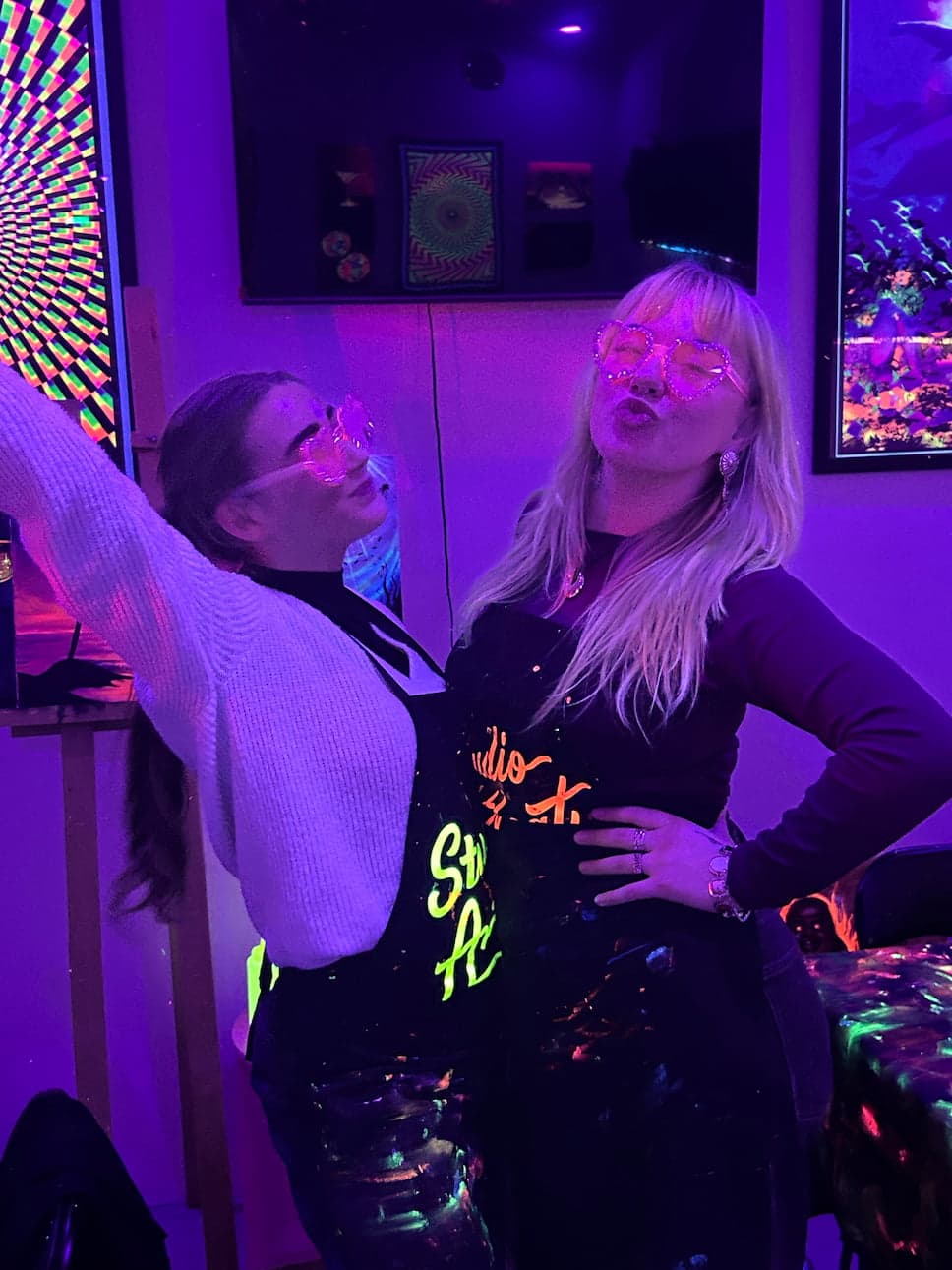 Collega's poseren in de studio