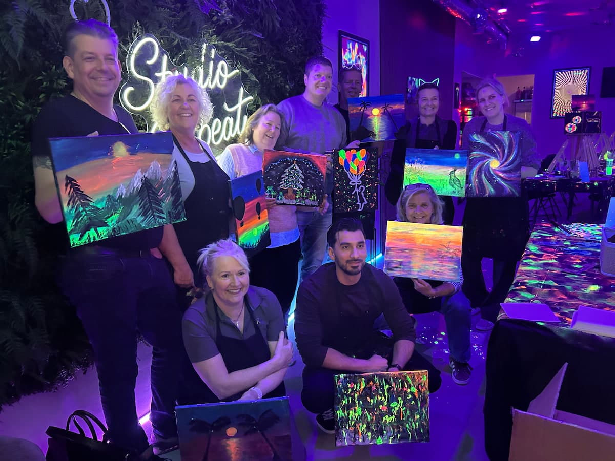 Groep die samen hun schilderijen laat zien